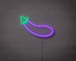 BRIGHT DESIGN Neonskilt Aubergine H. 38 x B. 22 cm| Indendørs Væglamper