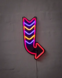 BRIGHT DESIGN Neonskilt Pil H. 30 x B. 15 cm| Indendørs Væglamper